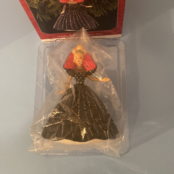 Hallmark Keepsake Ornament 1998 Holiday Barbie ( 9 ) - Picture 2 of 5